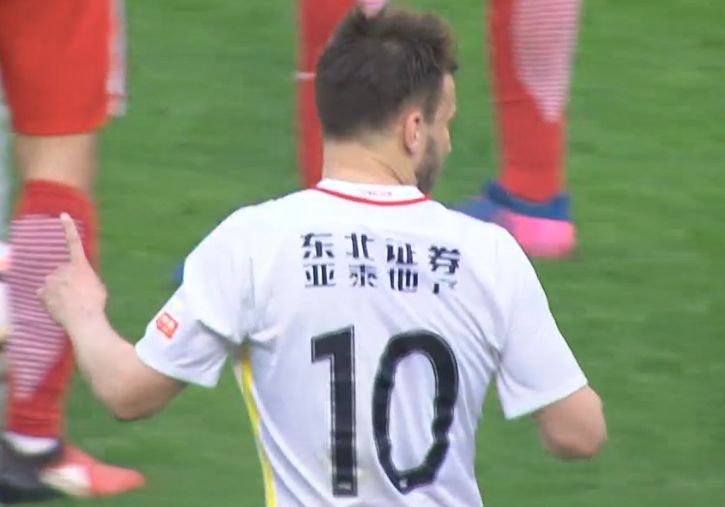 双乳被两个男人吮